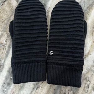Lululemon Sweet and Sherpa Mittens - like new